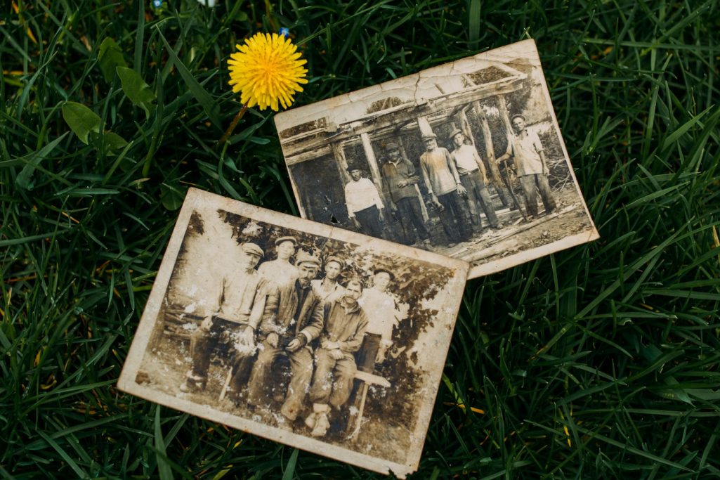 Riproduzioni Due vecchie fotografie in bianco e nero di gruppi di persone su un prato con un dente di leone.