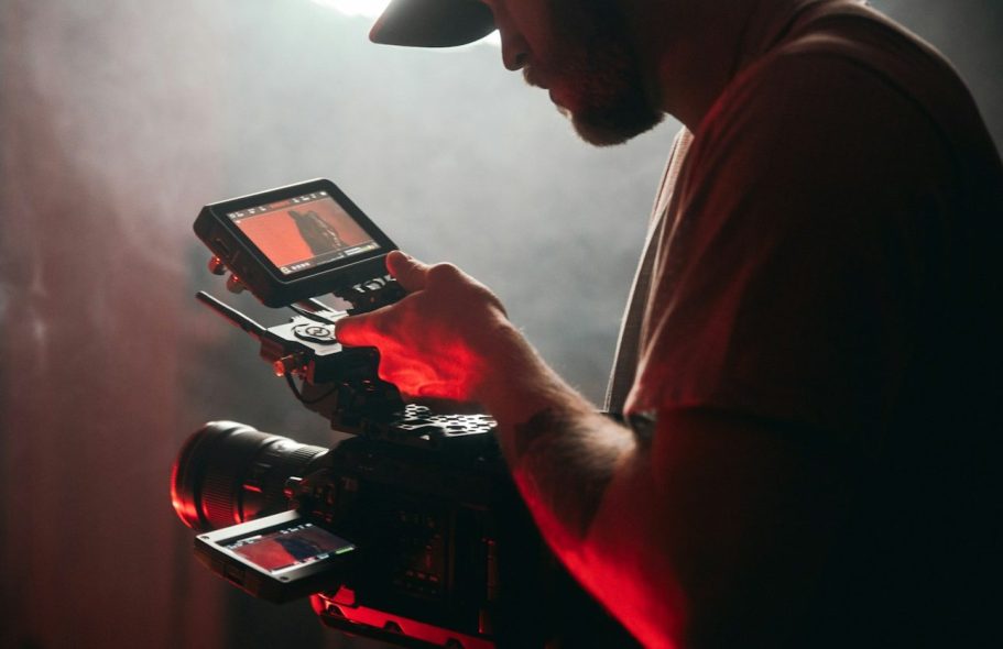 Tre immagini incorniciate di paesaggi naturali e marittimi con una pianta in primo piano.